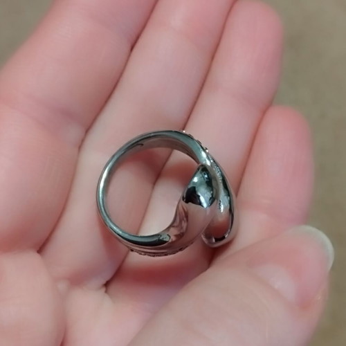 Women's stainless steel ring size 57, like new, silver color