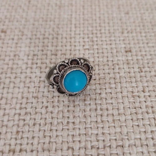 Silver vintage ring stamped 100 with turquoise stone in very good condition