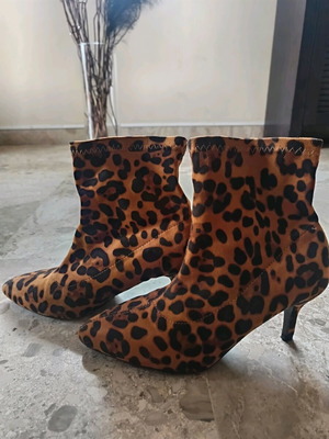Leopard ankle boots like new, size 38, with thin short heel
