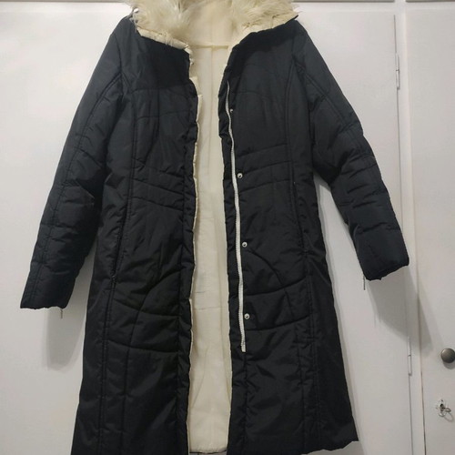Medium-large jacket with fur collar and zipper pockets