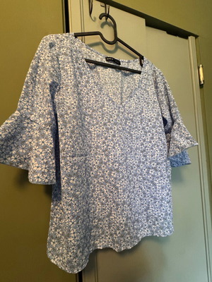 Shein floral blouse sky blue with white flowers size L like new