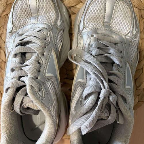 Reebok athletic shoes size 39 silver like new