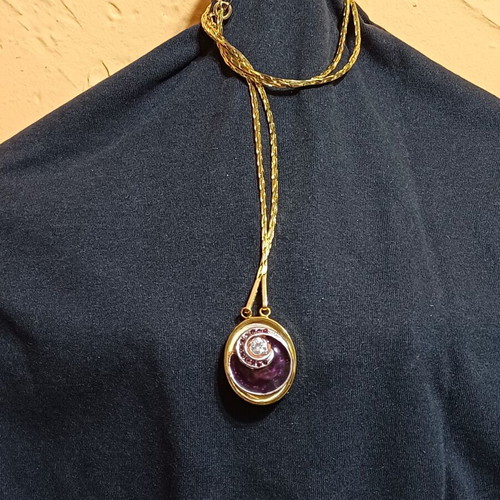 Pendant with spiral design and crystal, like new