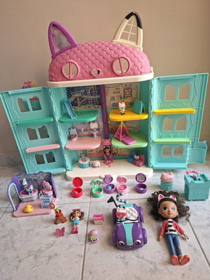 Gabby dollhouse used with toys and sounds