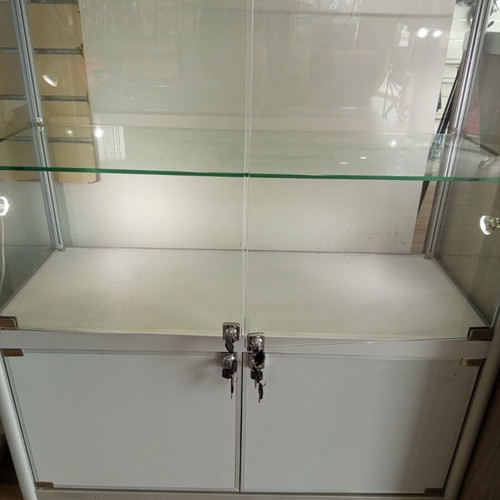 Commercial showcase like new with energy-saving LED lights