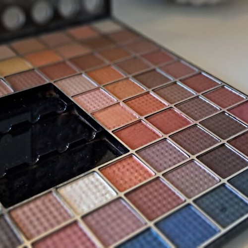 Eyeshadow palette with 98 shades like new