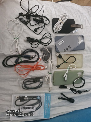 Μεγάλο πακέτο ηλεκτρονικών αξεσουάρ με USB καλώδια, θήκες, τρίποδο και φορτιστές
