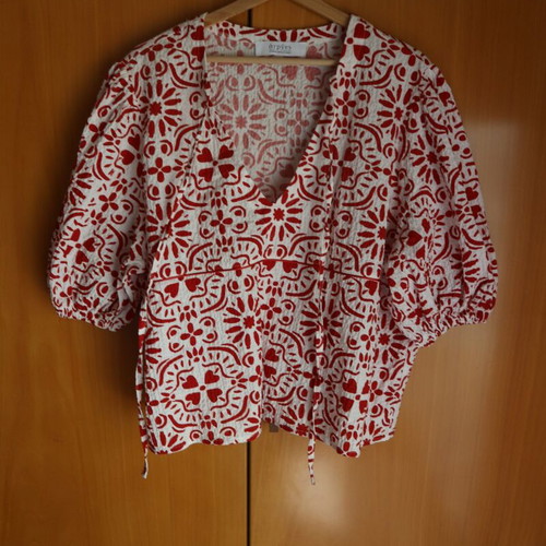 Arpyes shirt like new, medium/large, white and red