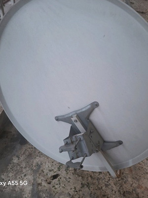Aluminum satellite dish like new 1 meter with 2 LNB and mount