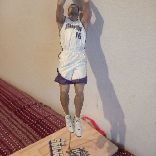 Peja Stojakovic McFarlane NBA Series 2004 figure like new with NBA backboard