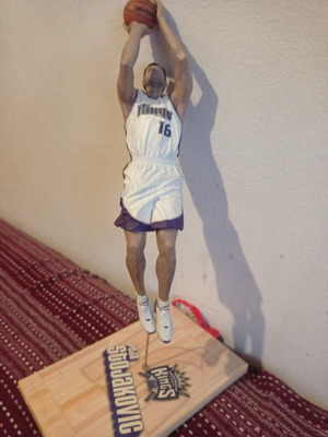 Peja Stojakovic McFarlane NBA Series 2004 figure like new with NBA backboard