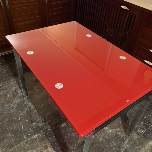 Extendable dining table with red glass surface like new