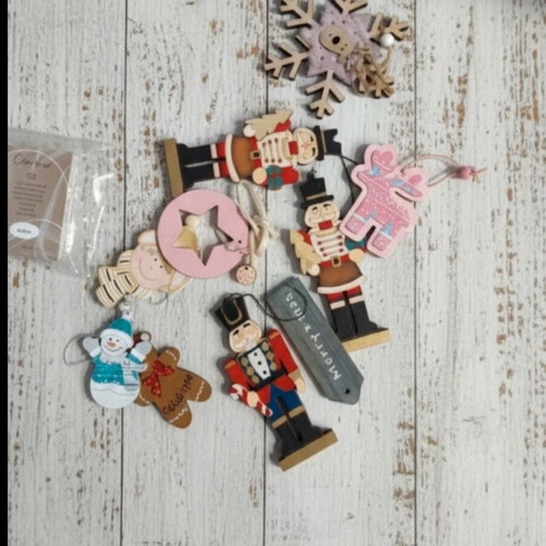 Christmas Wooden Ornament Set like new with vintage style