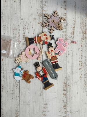 Christmas Wooden Ornament Set like new with vintage style