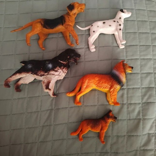 Plastic dog figures set used, 4 large and 1 small