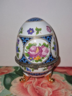 Limoge porcelain decorative egg like new