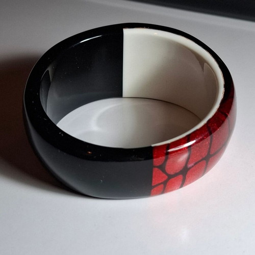 Wooden women's bracelet used with 3D red and black pattern