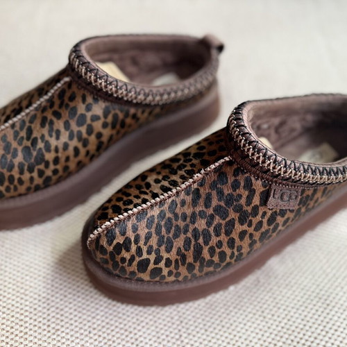 Ugg leopard slippers size 40 like new, brown