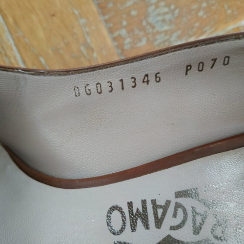 Salvatore Ferragamo Gancini Block Heel Pump size 40 like new, brown