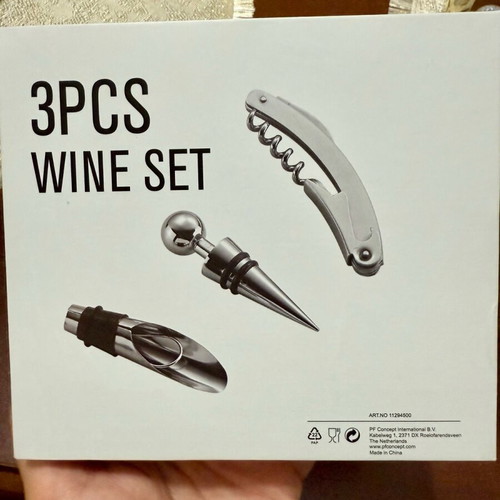 Wine bottle set like new