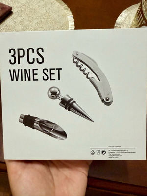 Wine bottle set like new