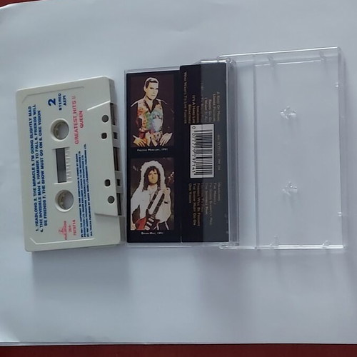 Queen Greatest Hits II cassette like new, rock