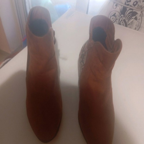 Suede ankle boots with snake pattern size 37 like new, brown