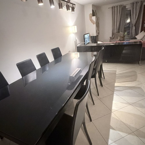 Dining set Casa di Patsi with black glass and 8 leather chairs like new