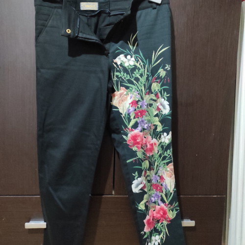 Capri pants black with flowers used, size medium