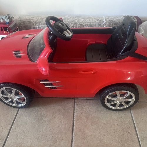 Mercedes children's electric car like new with music and lights