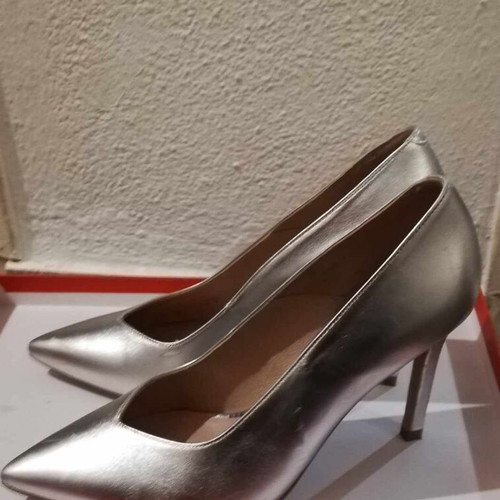 Zen leather pumps size 40 like new, silver