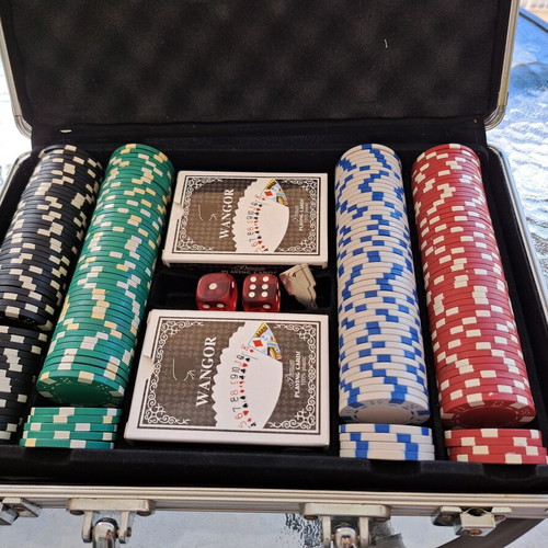 Poker set with key case, 2 sealed decks, dice, like new