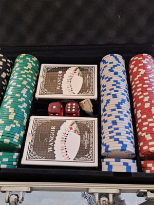 Poker set with key case, 2 sealed decks, dice, like new