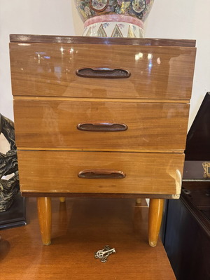 Κομοδίνο με 3 συρτάρια mid century vintage, 67 εκ ύψος μεταχειρισμένο