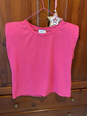 T-shirt with shoulder pads new, fuchsia