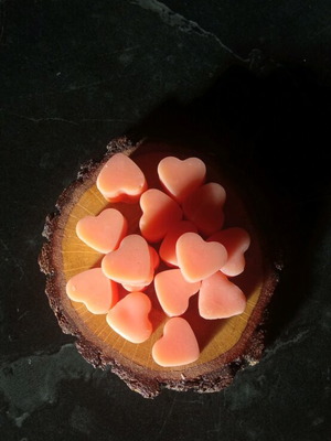 Wax melts heart shapes with salted caramel scent, pack of 15, like new