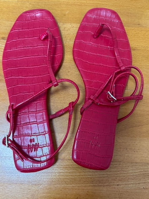 H&M red croc-embossed sandals No 39 like new
