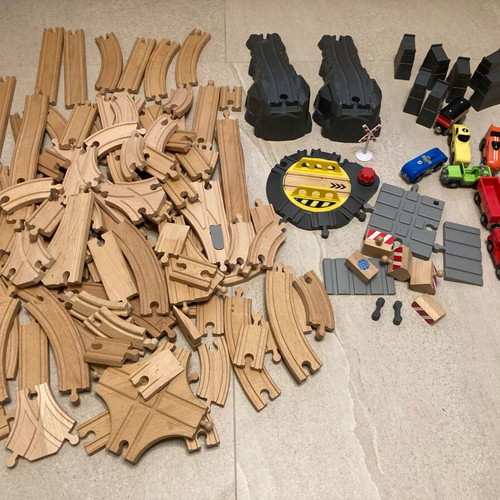 Train and railway toy used with 140 pieces