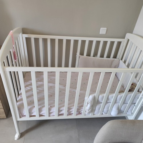 Erbesi Molly Baby Cot like new with mattress and waterproof cover