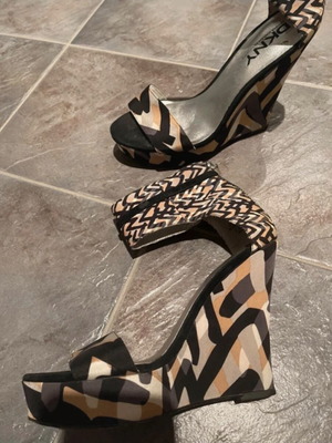 DKNY platform sandals like new, size 38, black and gold