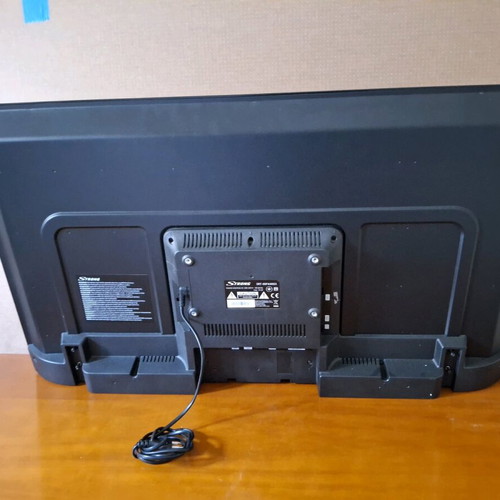 Strong 40FX4003 40-inch TV like new, tabletop, non-smart