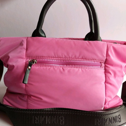 Fuchsia Binnari bag with black details