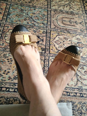 Μπαλαρίνες Salvatore Ferragamo μεταχειρισμένες, μπεζ ψάθα και μαύρο λουστρίνι, μέγεθος 37