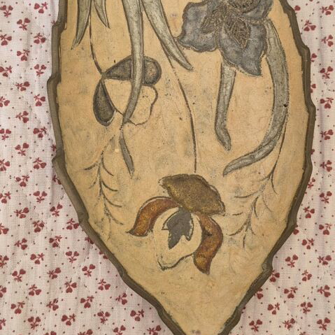 Decorative brass plates used leaf-shaped with carved flowers, set of 2