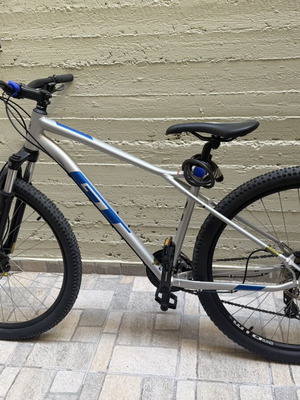 GT Aggressor Expert 29 Mountain Bike like new, silver, hydraulic disc brakes