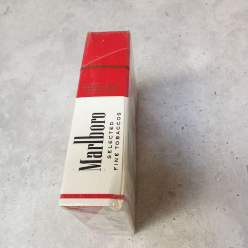 Marlboro red collectible pack from 1990 used, sealed