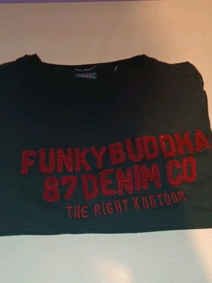 Μπλούζα Funky Buddha μαύρη με κόκκινο ανάγλυφο λογότυπο XL σαν καινούργια