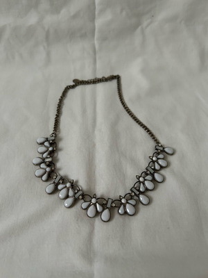 Necklace with white stones like new