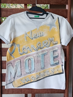United Colors of Benetton T-shirt for boys 10-11 years like new, beige