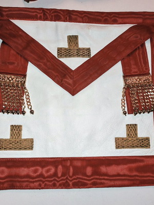 Ποδιά Λατρείας Σκωτσέζικης Τεκτονικής AASR σαν καινούργιο, κόκκινο μουαρέ με δέρμα